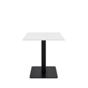Mesa SAMIRA baja, en blanco con pata negra, vista en perspectiva