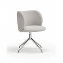 Silla tapizada MOGI con pie giratorio cromado, en gris claro, vista en tres cuartos – Teulat