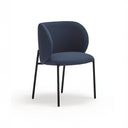 Silla tapizada MOGI con patas negras, en azul marino, vista en tres cuartos – Teulat