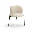 Silla tapizada MOGI con patas negras, en polipiel beige, vista en tres cuartos – Teulat