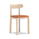 Silla NARA con asiento tapizado, en natural claro con asiento terracota, vista en tres cuartos – Teulat