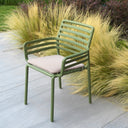 Silla de jardín DOGA en verde entre gramíneas