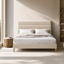 Dormitorio con cabecero tapizado y cama canapé