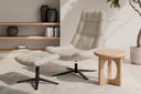 Reposapiés PARMA en beige a juego con la butaca, en un salón con estantería