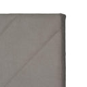 Detalle de las costuras diagonales del cabecero LLEVANT en taupe