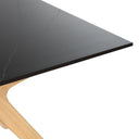 Mesa ELOISE de 140 cm, en negro con patas de roble, detalle del acabado