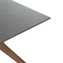 Mesa ELOISE de 140 cm, en gris con patas de nogal, detalle del acabado