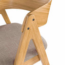 Silla RINA, en roble y gris claro, detalle del acabado