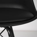 Silla KENDRA, en negro, detalle del acabado