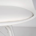 Silla KENDRA, en blanco, detalle del acabado