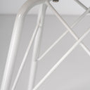 Silla KENDRA, en blanco, detalle del acabado