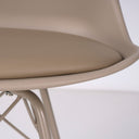 Silla KENDRA, en beige, detalle del acabado