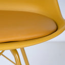 Silla KENDRA, en mostaza, detalle del acabado
