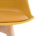 Silla KARINA, en mostaza, detalle del acabado