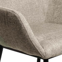 Silla ISABELLA de patas negras, en taupe, detalle del acabado