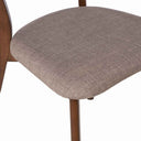 Silla KEIRA, en nogal y gris claro, detalle del acabado