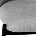 Silla FAINA, en gris claro, detalle del acabado