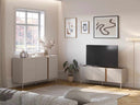 Aparador LUCILE de 150 cm con 3 puertas, en crema y roble, en un salón junto al mueble de televisión