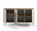 Aparador LUCILE de 150 cm con 3 puertas, en crema y roble, con las tres puertas abiertas y las baldas a la vista