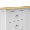 Aparador MUSGO de 150 cm con 2 puertas y 3 cajones, en blanco, detalle del sobre de roble y el tirador