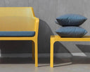 Sofá Net Bench en mostaza, detalle del asiento con cojines – Nardi