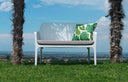 Cojín para sofá Net Bench en blanco sobre sofá en blanco, en un césped – Nardi