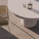Mesa THELMA, en una terraza con sillas de exterior