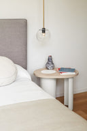 Mesa auxiliar NORI de 60 × 55 cm, en crema – Teulat
