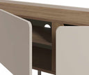 Mueble TV LUCILE de 140 cm con 3 puertas, en crema y roble, detalle del interior en roble con el paso de cables
