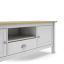 Mueble TV MUSGO de 158 cm con 2 puertas, 1 cajón y 1 hueco, en blanco, detalle del hueco central y el cajón