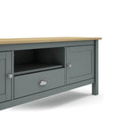 Mueble TV MUSGO de 158 cm con 2 puertas, 1 cajón y 1 hueco, en verde kaki, detalle del hueco central y el cajón