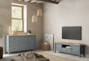 Mueble TV MUSGO de 158 cm con 2 puertas, 1 cajón y 1 hueco, en verde kaki, en un salón