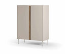 Mueble auxiliar alto LUCILE de 90 cm con 2 puertas, en crema y roble, visto desde el lado derecho