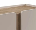 Mueble auxiliar alto LUCILE de 90 cm con 2 puertas, en crema y roble, detalle del sobre de madera y del canto