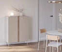 Mueble auxiliar alto LUCILE de 90 cm con 2 puertas, en crema y roble, en un comedor