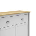 Mueble auxiliar alto MUSGO de 90 cm con 2 puertas y 1 cajón, en blanco, detalle del sobre de roble y el tirador