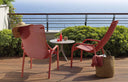 Sillones Net Lounge en coral con mesa Spritz, en una terraza con vistas al mar – Nardi