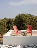 Toalla Net Lounge en coral con sillones Net Lounge, en una terraza – Nardi