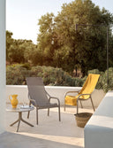 Toalla Net Lounge en mostaza con sillones Net Lounge, en una terraza – Nardi