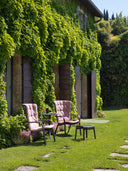Reposapiés Poggio con butacas Folio y cojines, en un jardín – Nardi