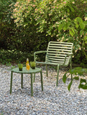 Mesa auxiliar Doga en agave con sillón Doga Relax, en un jardín – Nardi