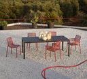 Sillas Doga Bistrot en marsala con mesa en antracita, en una terraza – Nardi