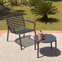 Sillón Doga Relax en antracita con mesa Doga, en un jardín – Nardi
