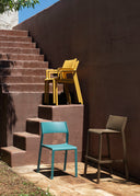 Taburetes y sillas Trill en una escalera exterior – Nardi