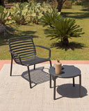 Mesa auxiliar Doga en antracita con sillón Doga Relax, en un jardín – Nardi