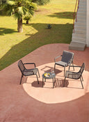 Mesa auxiliar Doga en antracita con sillones Doga Relax, en un patio – Nardi