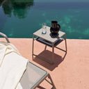 Mesa auxiliar Pop en tortora junto a una tumbona Atlántico – Nardi