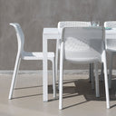 Mesa Rio 140 extensible en blanco con sillas, detalle – Nardi