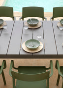 Mesa Rio 210 extensible en tortora con sillas en agave, detalle – Nardi