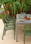 Mesa Rio 210 extensible en tortora con sillas Trill en agave – Nardi